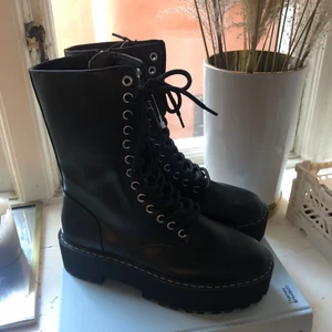 oanvända boots i strl 38  - oanvända boots, köptes för 399kr men dom vat försmå tyvärr! säljer för 250kr! endast testade! 