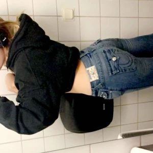 True religion jeans bootcut - Supersöta true religion jeans i nyskick i storlek 26, det är lågmidjade och bootcut, buda från 300kr💯, köpare står för frakt och svarar gärna vid fler frågor☺️ Jag är 170 och de sitter perfekt på längden.