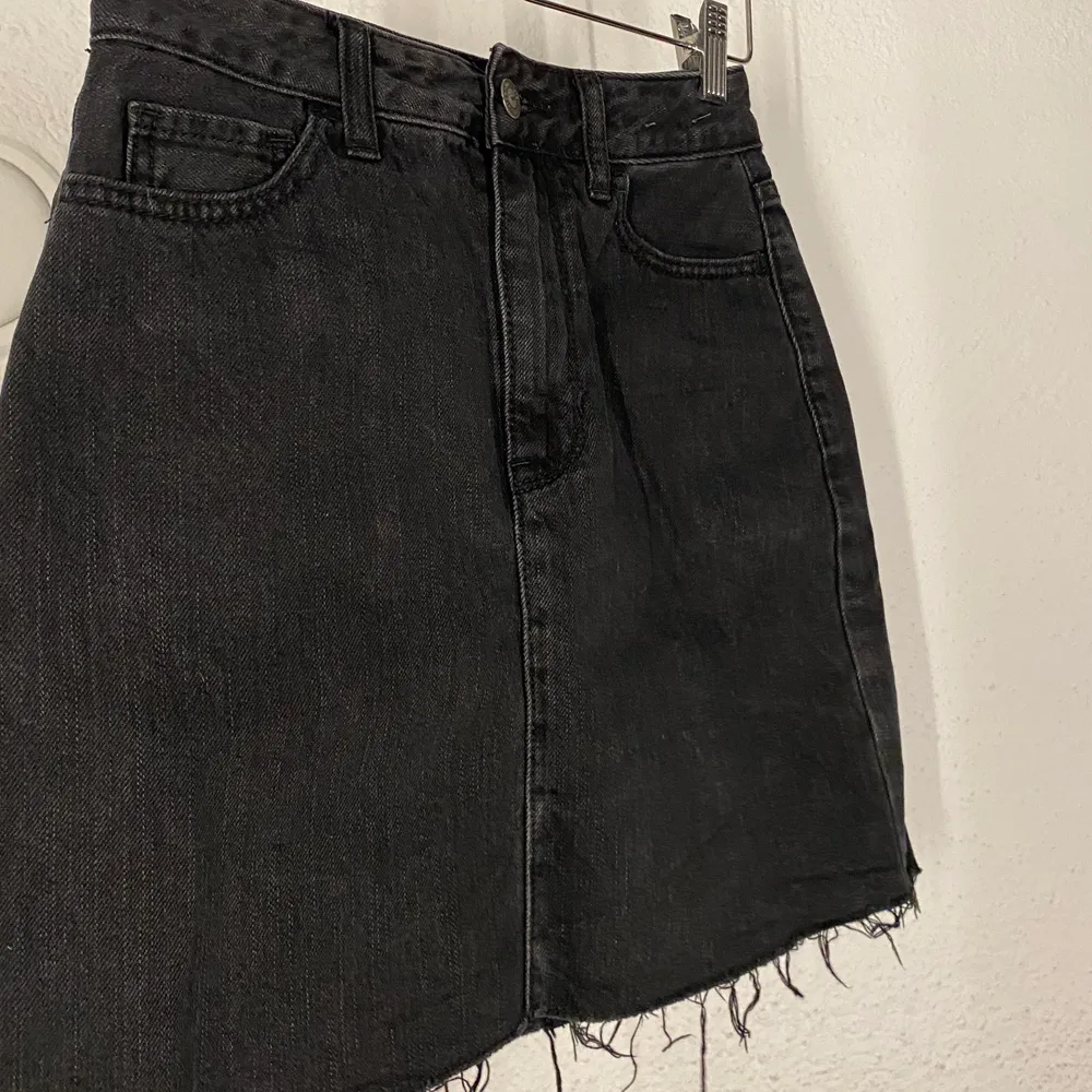 ”Ultra hugh-rise skirt”. 100% bomull. Dark wash, grå/svart. . Kjolar.