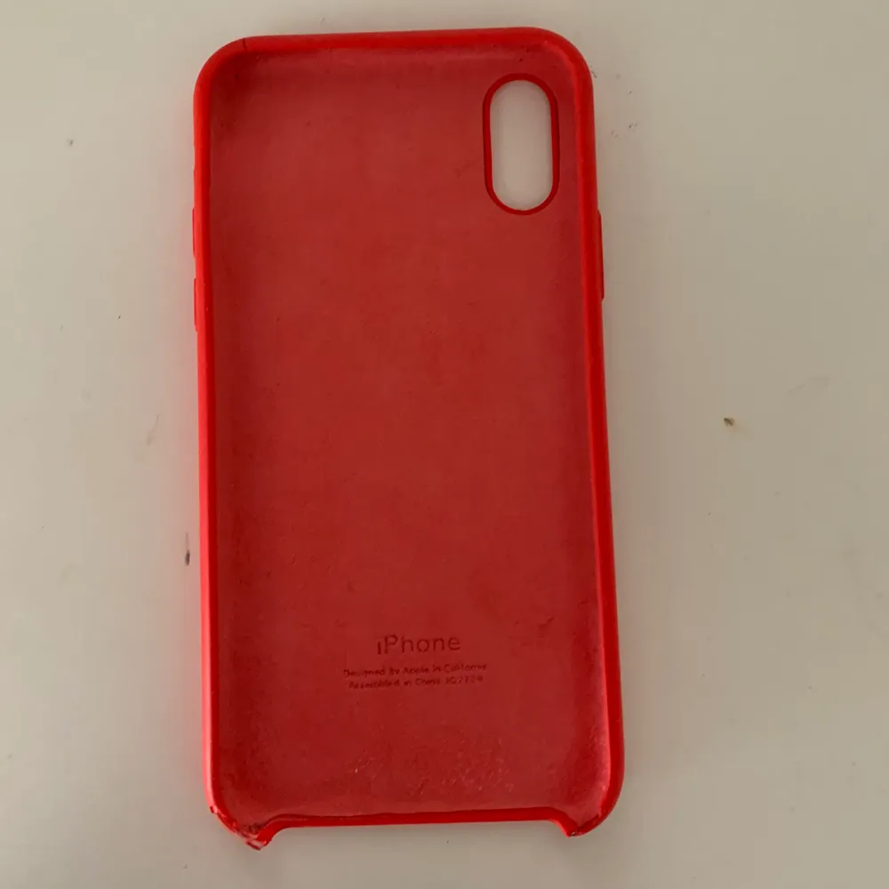✨Säljer detta snygga skalet från Apple✨ detta röda silikon sak från Apple, köpte för 399kr. Det passar  X och XR! Det är lite skadat i väntar hörnet, det kan man se på sista bilden❤️ köparen står för frakten. Accessoarer.