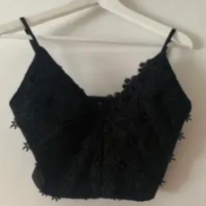 Svart top från Gina  - En svart top från Gina tricot