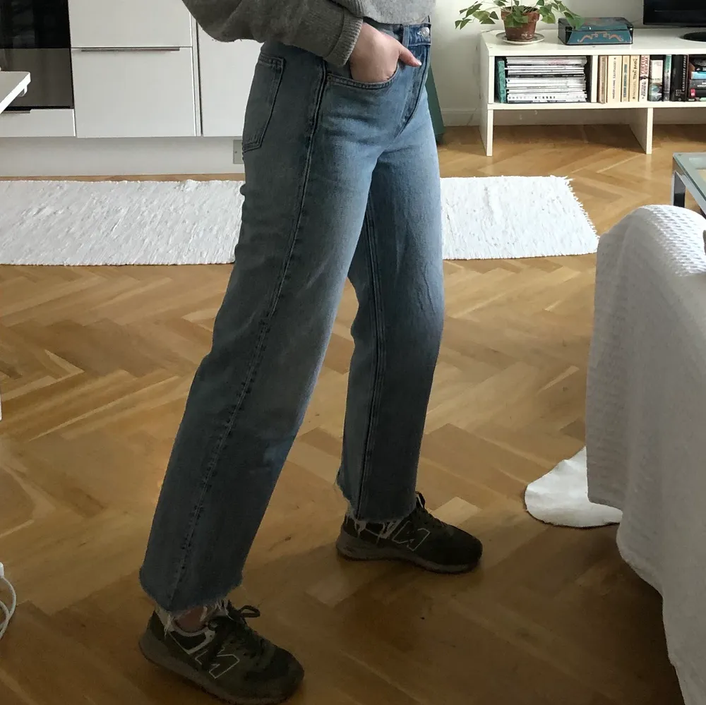 Ljusa jeans, utsvängda och avklippta (var så när jag köpte de nya). waist 29.🌞🌞jag är 174cm, så jeansen har längre passform för någon som är kortare än mig!. Jeans & Byxor.