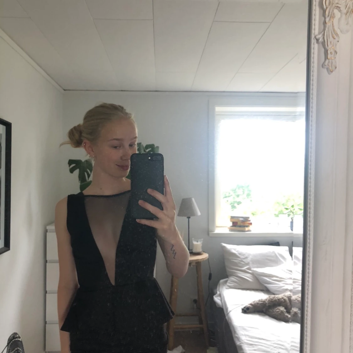 Svart klänning med djup v-ringning och öppen rygg - 91