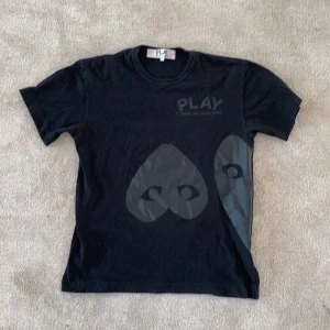 CDG t shirt  - Storlek L men passar M! Tröjan är i bra skick!