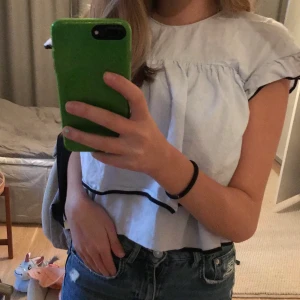 Ljusblå blus - Jättegullig topp!