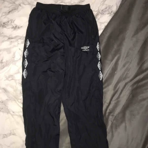  - Fina byxor i ett träning tygs material från umbro💓 passar en xxs/liten xs💗 lite retro