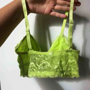  - Grön spets bralette. I fint skick! (Frakt tillkommer om den ska skickas)