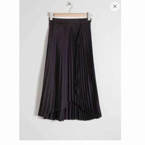 Superfin plisserad kjol från & Other stories som dessvärre bara blivit använd en gång av mig... Köptes för 690 kr