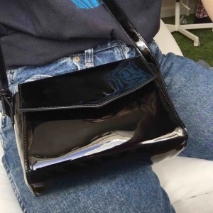  - Frakten är inräknad i priset! Skitfin väska från Even&odd med lack liknande utseende. Den har ett fack med dragkedja på insidan och reglerbart axelband. Använd en gång. Perfekt nu inför våren! ☀️