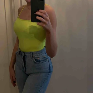  - Fin skrik gul body från ZARA 💝 Köpare står för frakt’