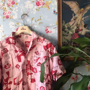  - Unik skjorta! Frakt 45kr eller så möts vi upp om båda är friska! 