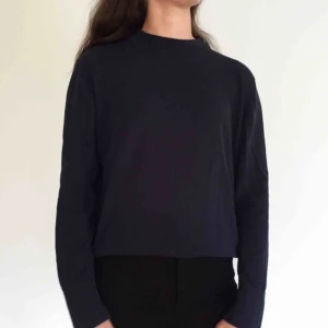 Marinblå tröja  - Marinblå långärmad tröja från Monki. Ganska tunn stickad tröja i 100% bomull. Skriv till mig vid intresse och om du har några frågor eller vill se fler bilder☀️ Fraktkostnad tillkommer! 