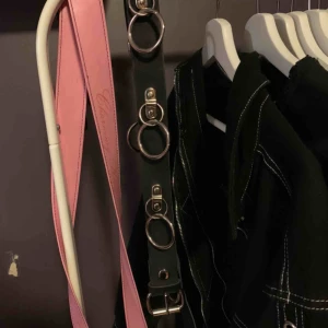  - Fint skräp med ringar. Säljer pga att det sitter för stort på mig men skulle säga att det passar en M-L. Sen kan man även justera skärpet och ta bort ringar om man vill💓