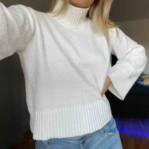  - Vit polotröja från ginatricot storlek M men passar S Jätteskönt material!!🤍 