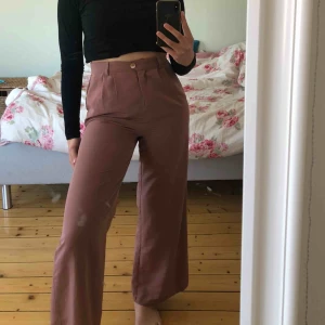  - Fina rosa byxor köpta på urbanoutfitters ✨ storlek m så skulle passa bästa på 38/40✨ super snygga nu till våren och även sommaren!