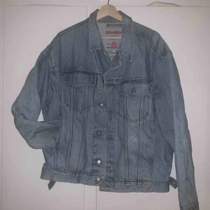  - Stilsäker och perfekt inför vårgrader! Ljus tvätt