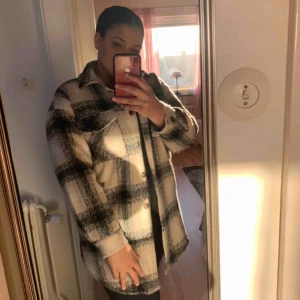  - Rutig jacka från Nelly, helt ny ( prislappen är kvar ) för har inte kommit till någon vidare användning. Köpte den för 1299 och säljer den nu för 900 inklusive frakt ( priset går att diskutera )😊