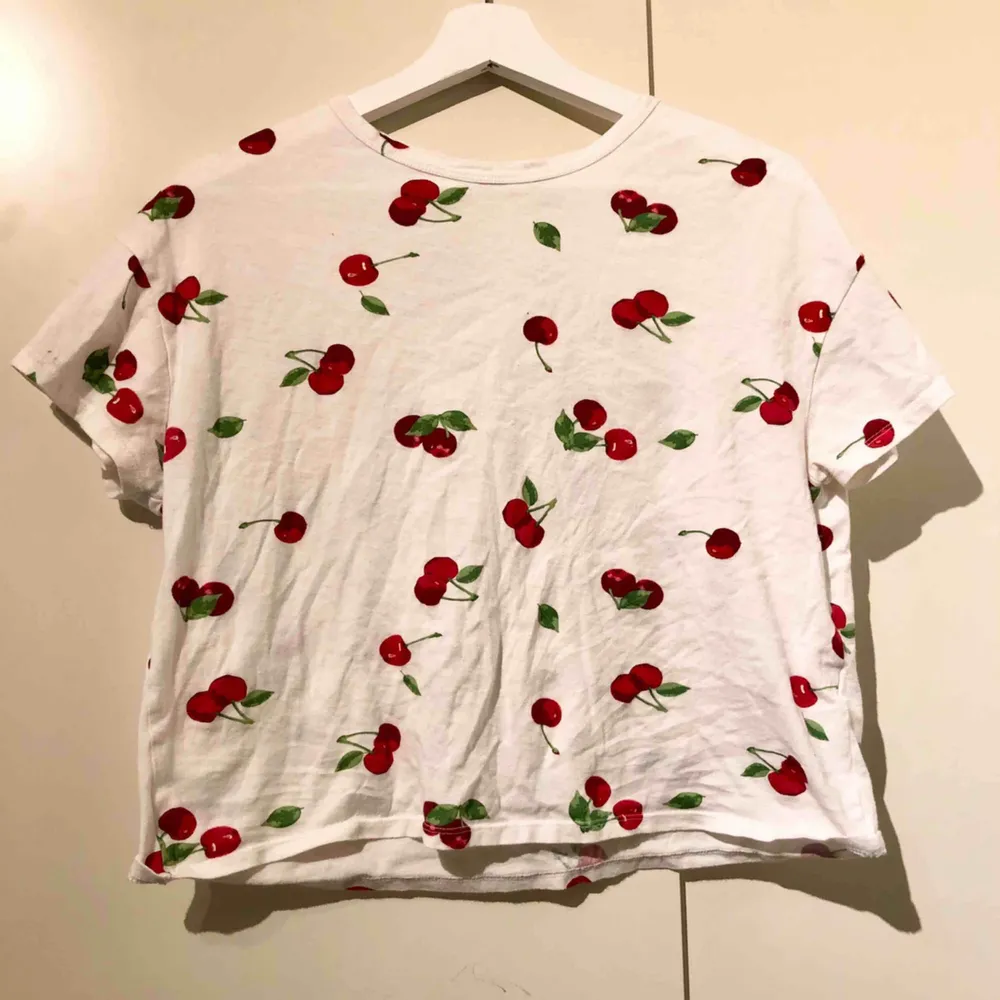 Crop top med körsbär på, från Bershka! Storlek S men passar nog XS-L beroende på hur tajt/lös man vill ha den🥰🍒 Frakt tillkommer!. Toppar.