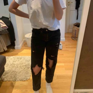  - Snygga slitna boyfriensjeans i bra skick!