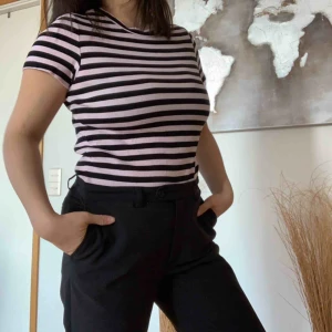  - T-shirt från Monki i storlek S. Väldigt sparsamt använd och därmed bra skick💞 Eventuell frakt tillkommer