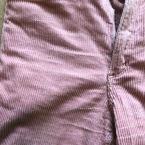  - Superfina manchesterbyxor från monki som tyvärr inte riktigt är min stil. Något höga i midjan och något korta vid anklarna. Möts upp i Stockholm eller så står köparen för frakten 🌸