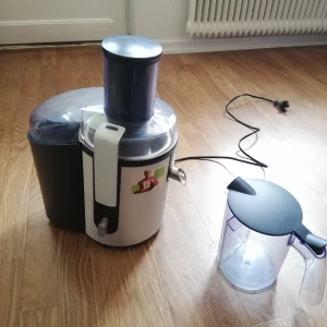 Juicemaskin  - Juicemaskin säljes billigt! Perfekt för nyttig livsstil, gör frukt och greenjuices enkelt. 