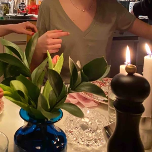  - T-shirt från COS i en snygg grön färg , använda fåtal gånger ! Alltså bra skick!!!