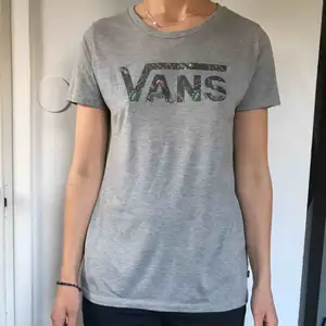 T-shirt från Vans. Liten i storleken så är mer som M. 