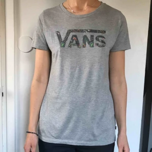  - T-shirt från Vans. Liten i storleken så är mer som M. 