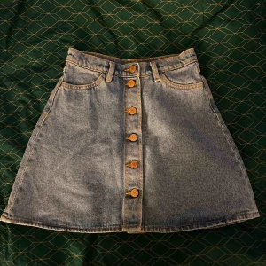  - Superfin kjol från Monki i strl 34! Aldrig använd pga för liten:/ annars superfin o är i toppskick! Frakt tillkommer på ca 50/60 kronor! Skulle kunna gå ner i pris om det behövs:))