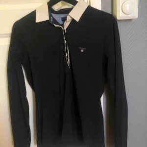 Gant piké  - En snygg marinblå piké från Gant! Kommer inte till användning & därav säljer jag den. Köparen står för frakten! 🌟