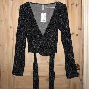  - Helt oanvänd blus som passar både xs/s (slutsåld hos hm)