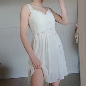 Vit klänning strl 36 - Jättefin vit klänning i storlek 36! Har sytt upp axelbanden lite men det går att sprätta upp. Säljer då den inte kommer till användning. 100 kr, köpare står för frakt 💞