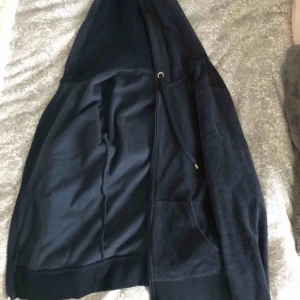  - En mörkblå kofta från Cubus med guldiga detaljer💙 Är väl använd. Alla plagg tvättas innan de fraktas och köparen står för frakt🌸