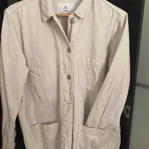  - Super snygg beige jeans jacka som är snålt använd! 🌸 Lite mer oversized på mig som vanligt vis är en XS🥰 Köparen står för frakten!!