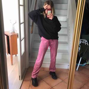 pink low waisted pants, i’m 164cm and delivery is not included 