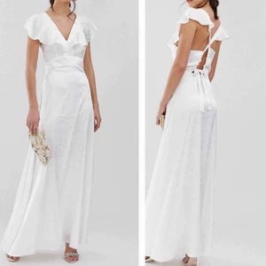  - Säljer min jättefina klänning från asos! Knytning baktill vilket gör det lätt att justera hur man vill att den ska sitta! 🌸  