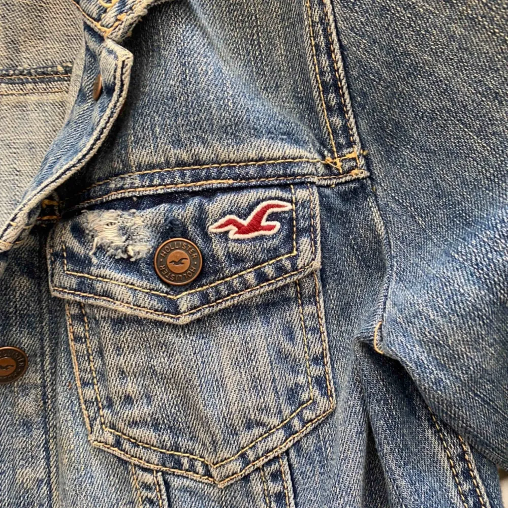 Säljer denna fina hollister jeansjacka som är ungefär 2 år gammal. Väldigt fint skick och sparsamt använd. Inköpt för 700:- säljer för 400:- köparen står för frakten. Jackor.