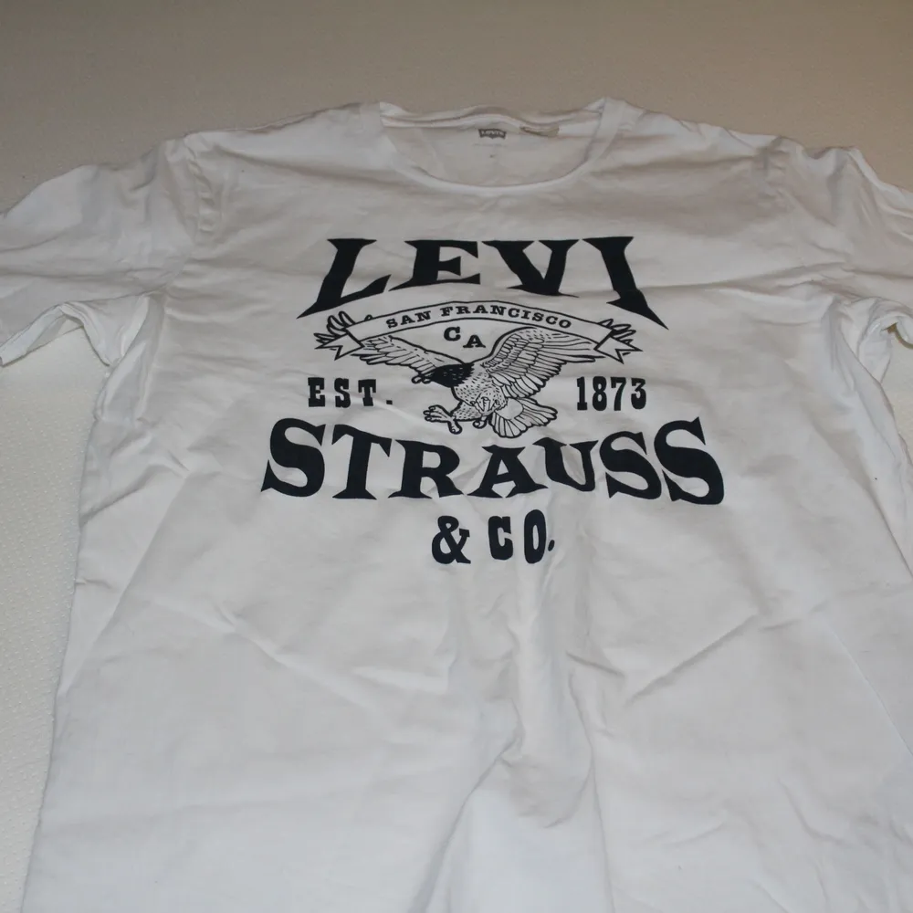 Levis t-shirt i bra skick.. T-shirts.