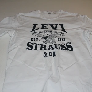 Levis- T-shirt  - Levis t-shirt i bra skick.