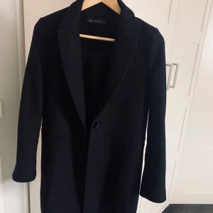 Kappa från ZARA - Superfin kappa från Zara, i princip oanvänd.  