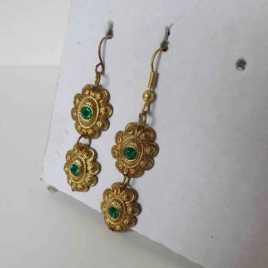  - Fina örhängen! 🤩🥳 OBS! Vi kan ej garantera vilket material smycket är gjort i. Frakt ingår inte i priset. ✨