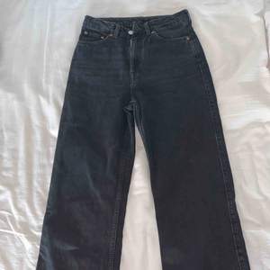 Näst intill oanvända jeans ifrån Weekday i en svartgrå färg. Modellen Row, storleken motsvarar 34/36