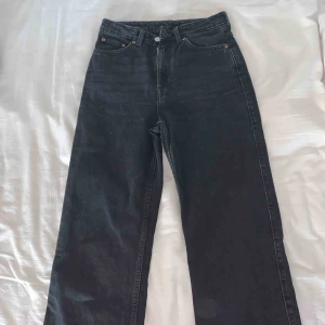  - Näst intill oanvända jeans ifrån Weekday i en svartgrå färg. Modellen Row, storleken motsvarar 34/36