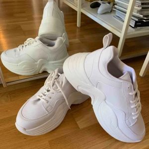  - Helt nya platåsneakers från Nelly. Aldrig använda då storleken blev fel...