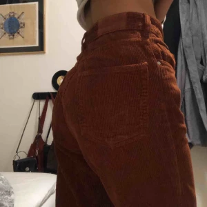  - Koppar-röda manchester byxor 🍁 Köpta här på plick och storleken står inte i byxorna, men jag är själv en S och de sitter bra på mig. Kan fraktas för 63kr eller mötas upp i Falun 😇