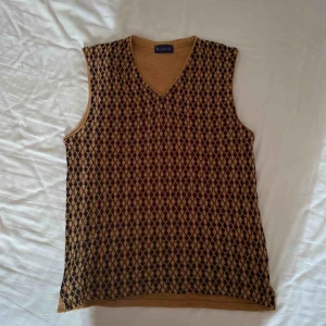  - Säljer den här fina tröjan från bondellid i skönt Stickat material, det står ingen storlek men skulle säga att den sitter som en S! Aldrig använd av mig men köpt på second hand💕💕💕