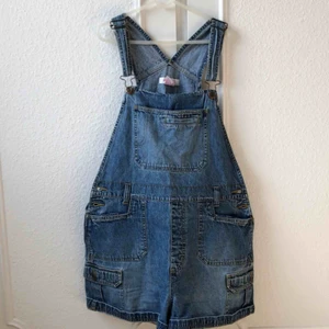 Hängselbyxor - Sötaste hängselbyxorna i shortsmodell. Massor av praktiska fickor och hällor för skärp. Storleksmärkt barnstorlek L, passar finfint för dig mes storlek XS-S. Toppenskick och superbra kvalitet. Priset är inklusive frakt.