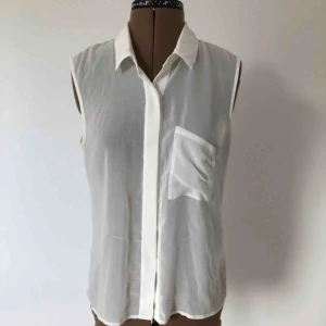  - Skir vit skjorta utan ärmar. Fint skick! Pris är inklusive frakt.