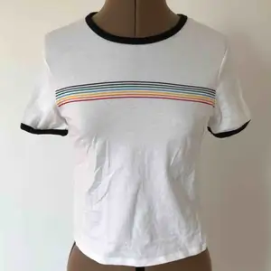 Jättesöt t-shirt med rengbågsränder🌈 Smått croppad modell. Nyskick! Priset är inklusive frakt.